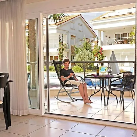 아파트 Luxury In Award Winning Private, Small Community Location *