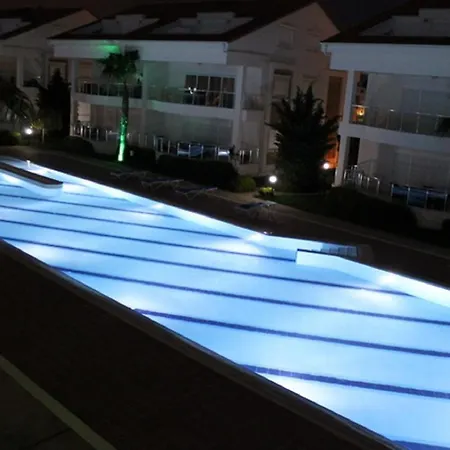 아파트 Luxury In Award Winning Private, Small Community Location *