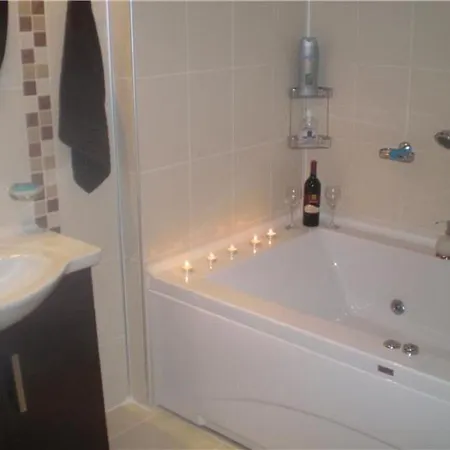 Luxury In Award Winning Private, Small Community Location 아파트 *